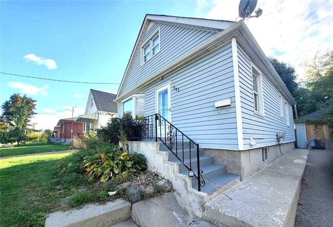 Building Photo - 253 Sinclair Av