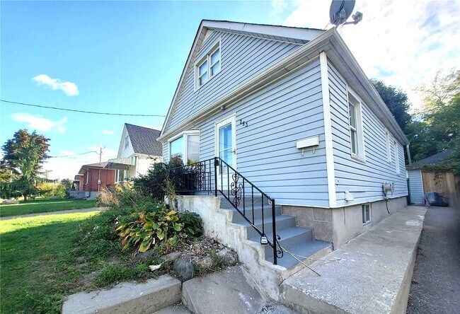 Photo du bâtiment - 253 Sinclair Av
