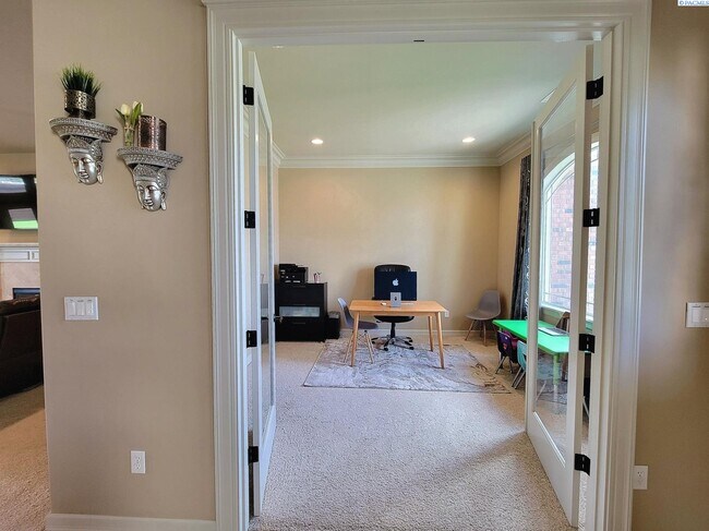 Foto del edificio - Large South Richland 4 Bed/3 Bath Home