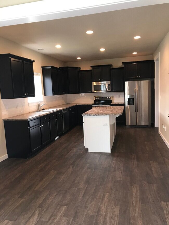 Building Photo - Beautiful, Spacious Home in Bluffdale!