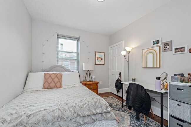 Building Photo - Desirable Mission Hill Location. Fully Ren...