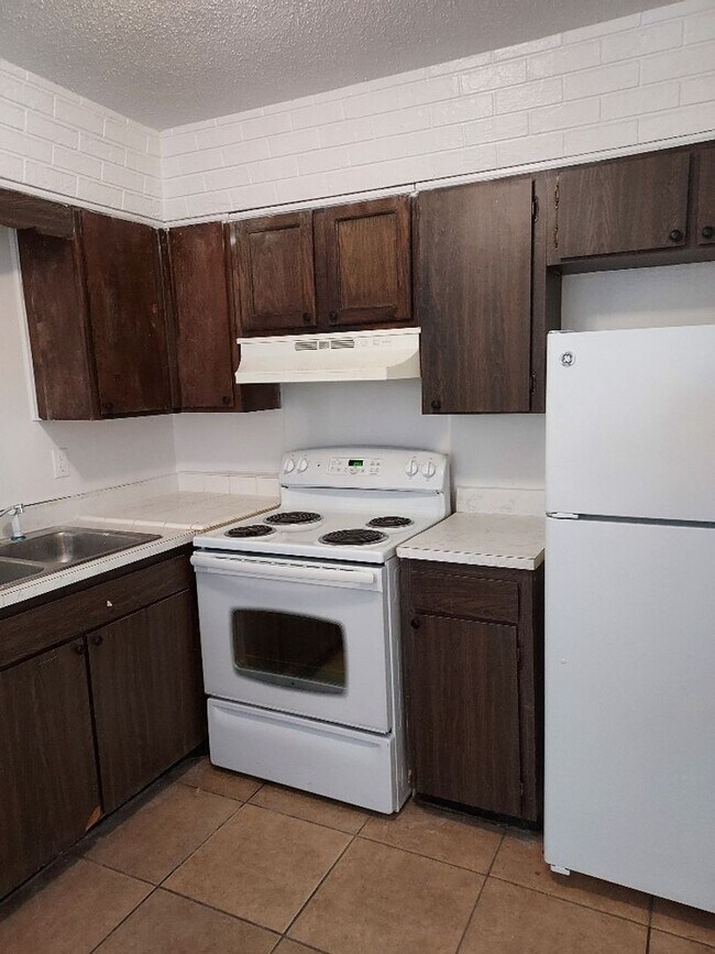 Building Photo - 2 bedroom 1 bathroom Unit Available Now
