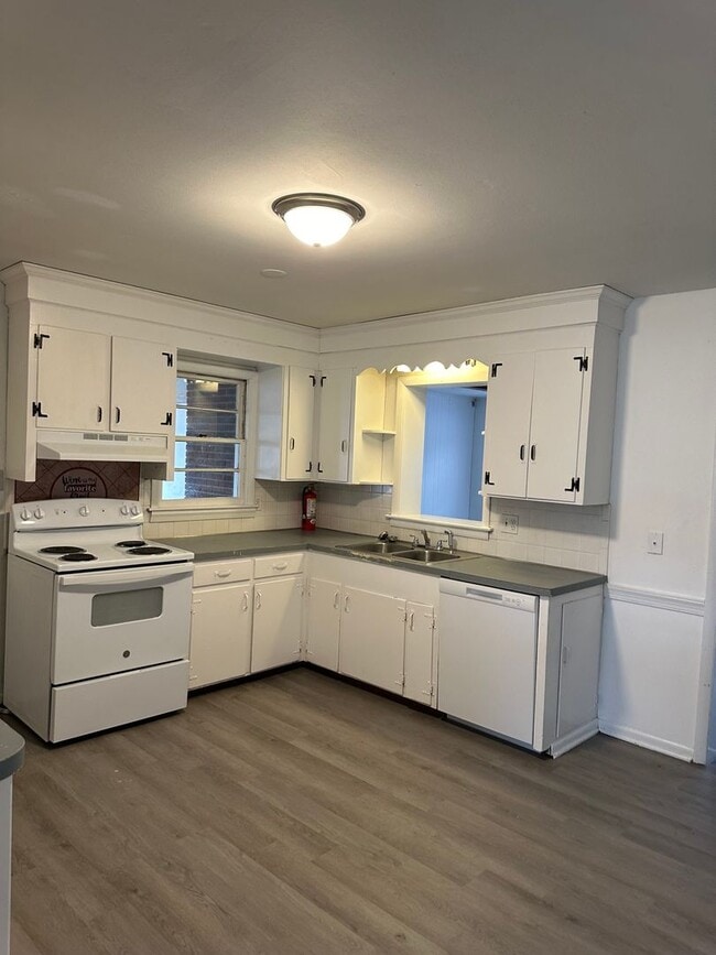 Building Photo - 3203 Old Forest Rd