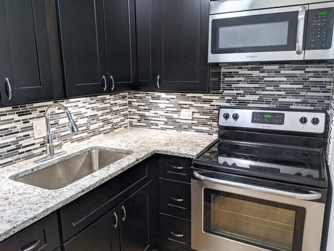 Kitchen with microwave - 1516 Hinman Ave