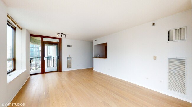 Building Photo - 400 N La Salle Dr