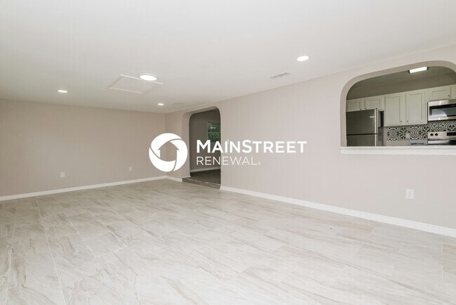 Building Photo - 4 Bedroom Pet-Friendly Home in Tampa, FL with Main Street Renewal