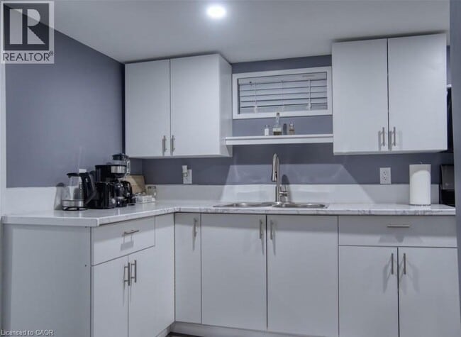 Building Photo - 651 Upper Ottawa St