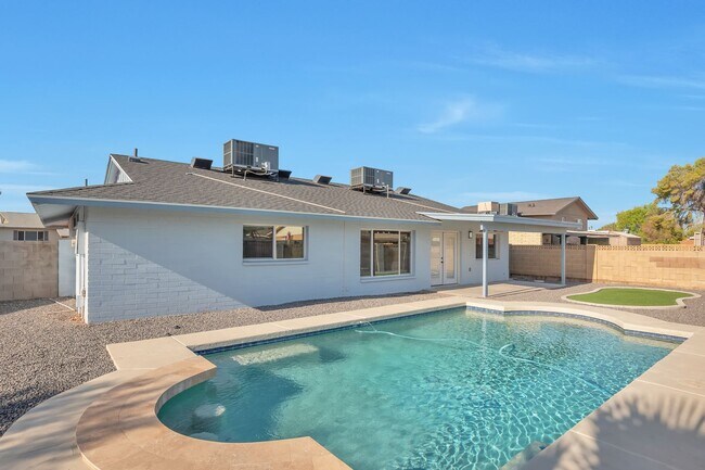 Foto del edificio - 5 Bedroom, 3 Bath, Pool, Remodeled