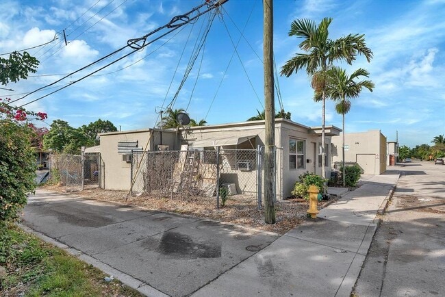 Building Photo - 813 9th Ave N