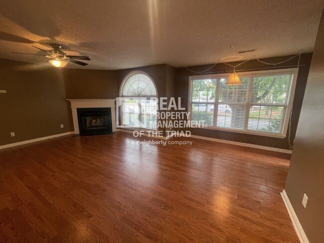 Building Photo - 2 Bedroom, 2 Bath Condo in Greensboro