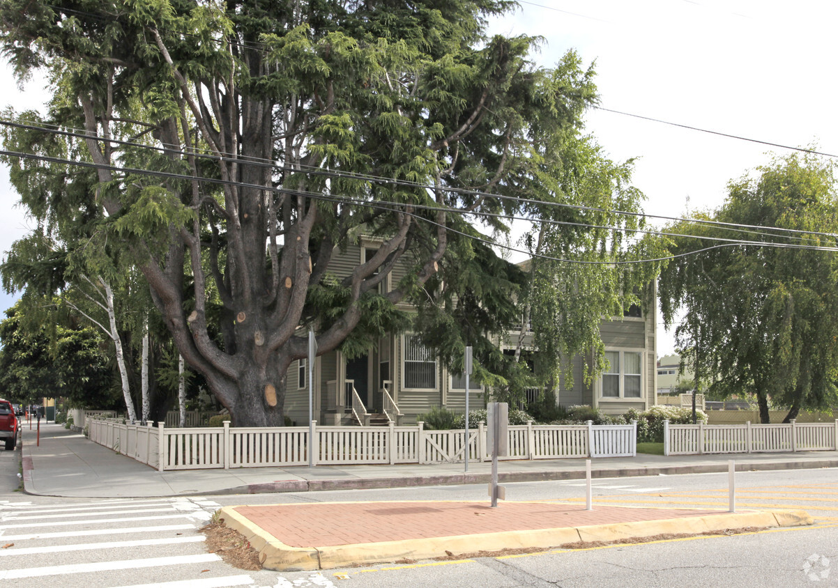 Foto del edificio - 230 Laurel St