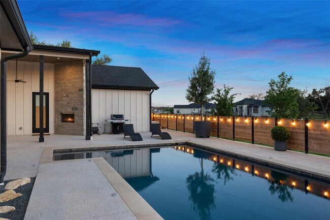 Building Photo - 325 Stockman Dr