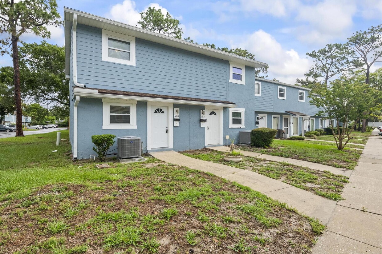 Primary Photo - "Charming 2-Bed Townhouse with Modern Comf...