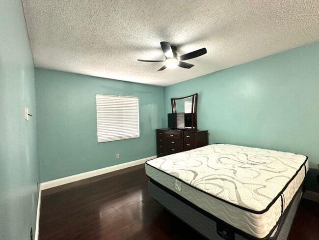 Foto del edificio - 106 Coralwood Cir