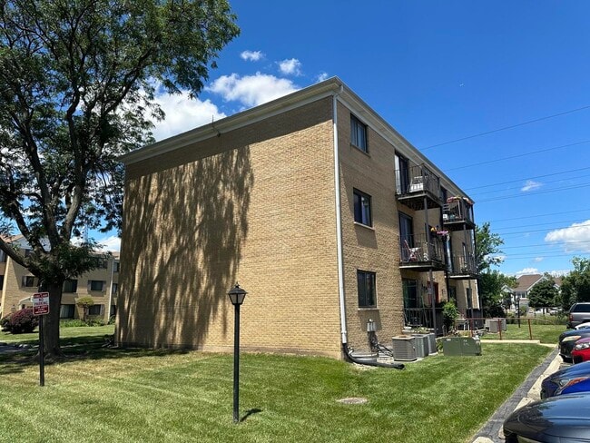 Building Photo - 9340 Hamilton Ct