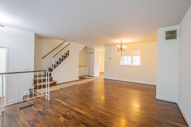 Foto del edificio - Lovely 3 BR/2 Full BA & 2 Half BA Townhome...