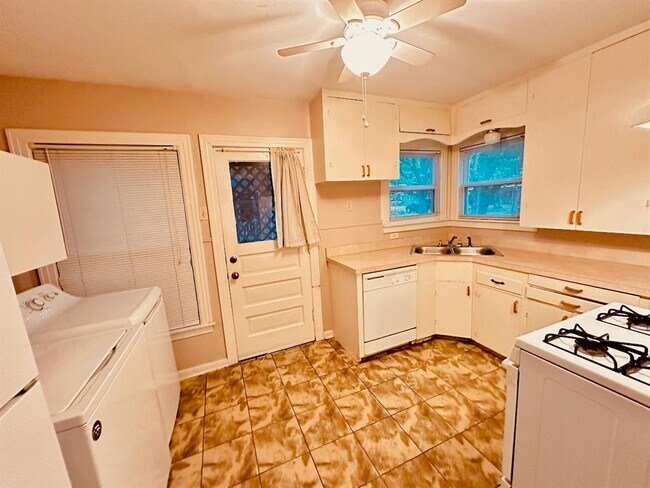 Building Photo - 5402 Sunshine Dr