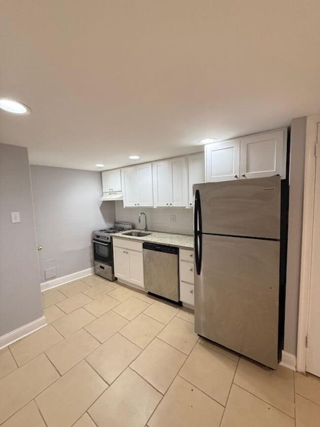 Building Photo - Bi-Level 1-Bedroom Apartment in Northern L...