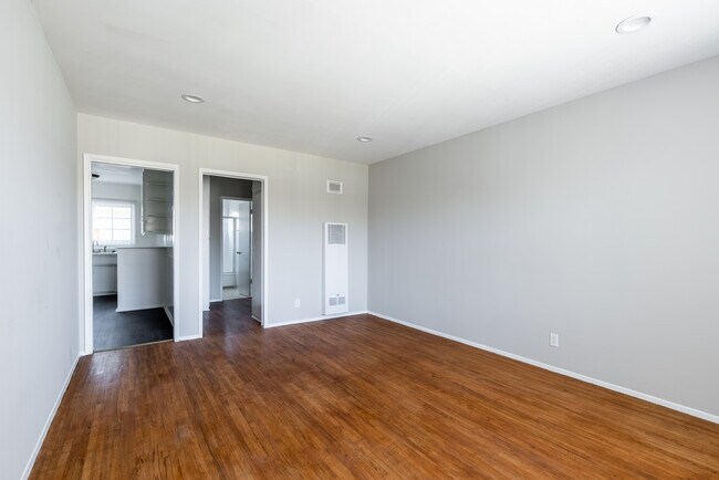 Building Photo - 4777 San Vicente Blvd