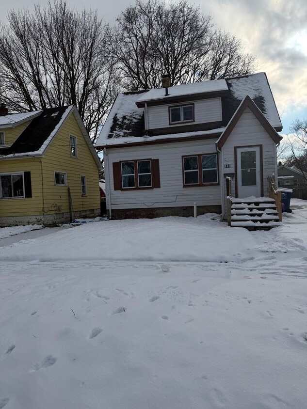 Foto principal - 3 bedroom Home Lower credit scores accepted with proof of income!!