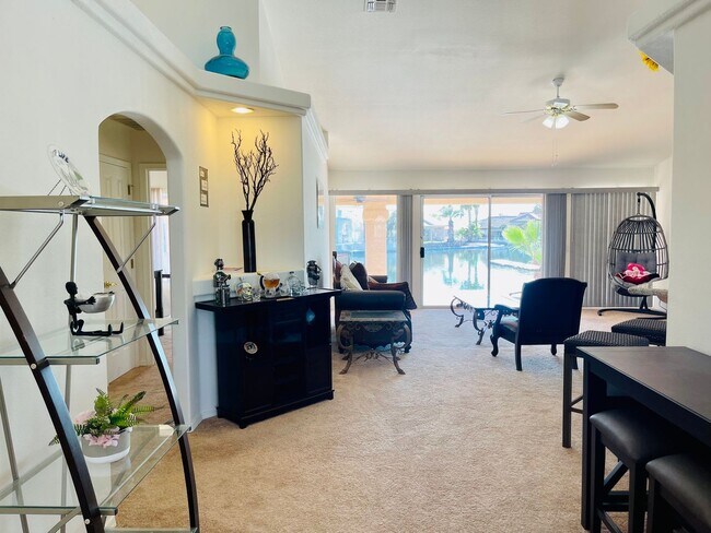 Foto del edificio - Fully Furnished Lakefront Short-Term Renta...