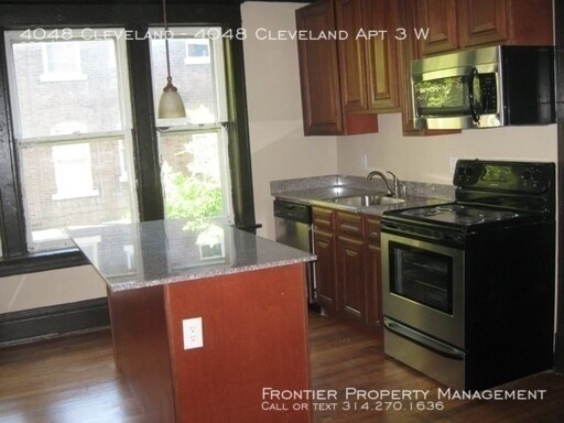 Building Photo - Historic Charm with tons of Space!