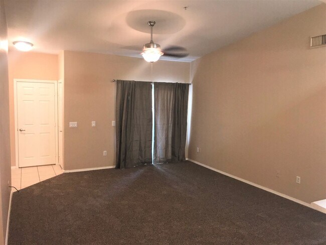 Foto del edificio - **SPECTACULAR - 2BEDROOM/2BATHROOM/1GARAGE/GATED CONDO (SOUTHERN & CRISMON)**