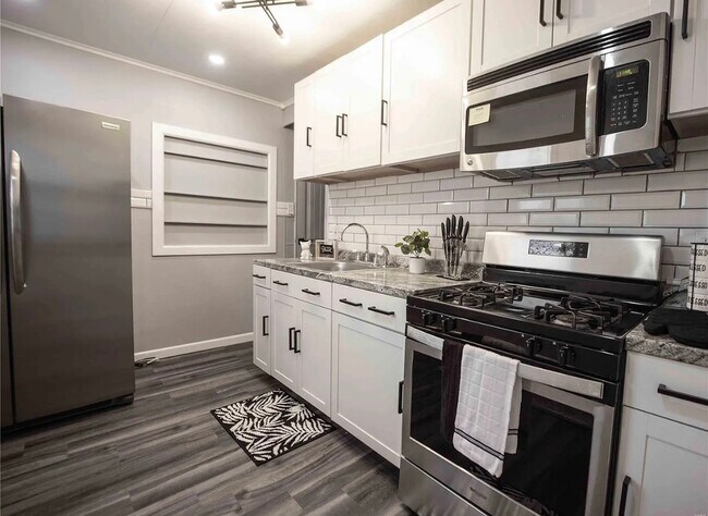 Building Photo - 1205 Bel Aire Dr