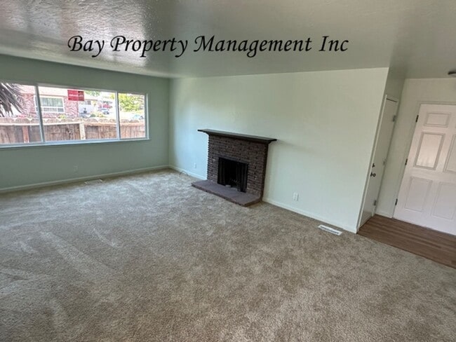 Foto del edificio - Beautifully Updated 3 Bedroom Home on a Corner Lot