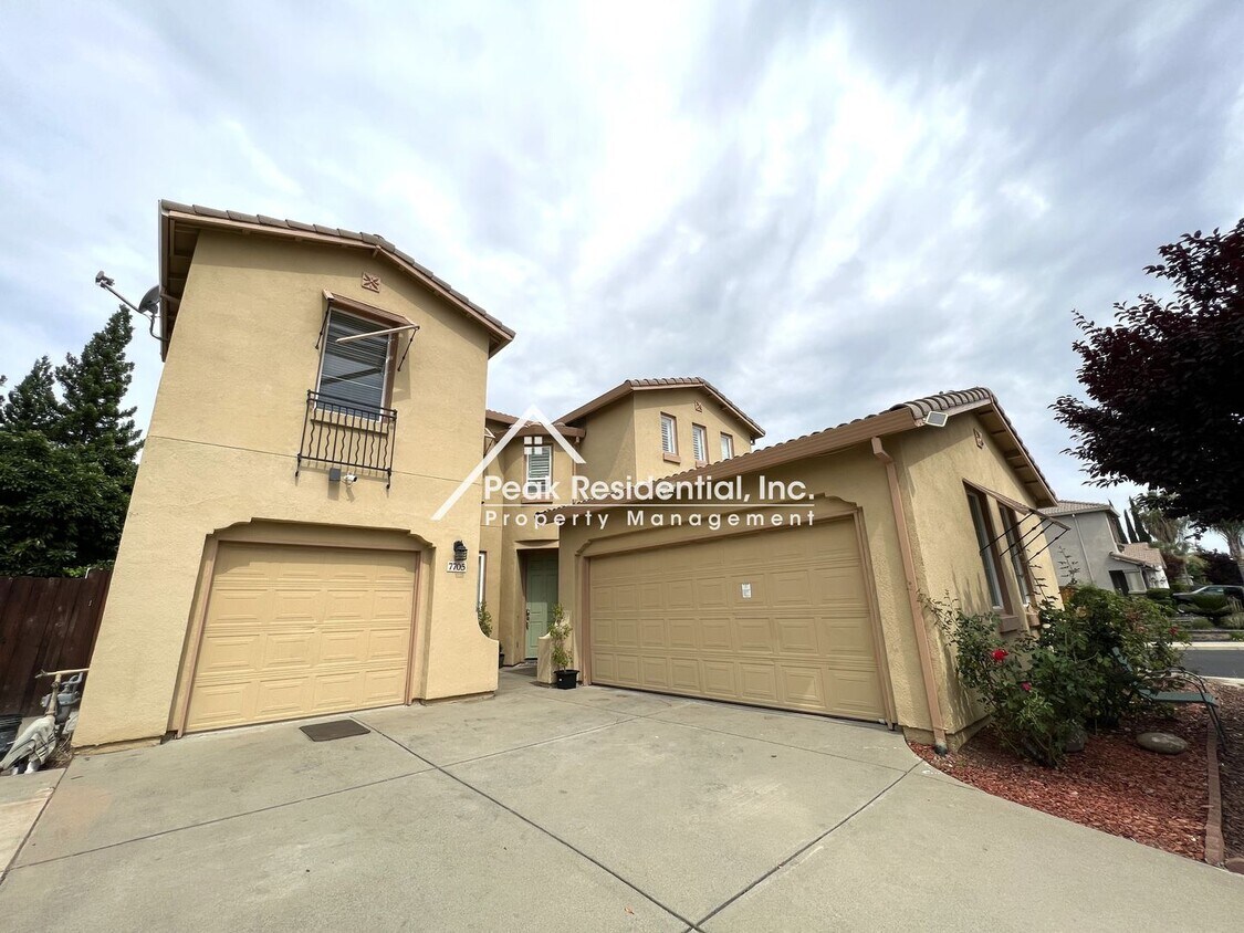 Foto principal - Beautiful Roseville 4bd/3ba Home With RV A...