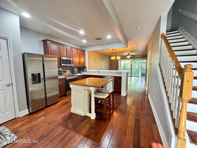 Foto del edificio - 4193 Highwood Dr