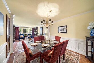 Building Photo - 8944 Chatsworth Dr