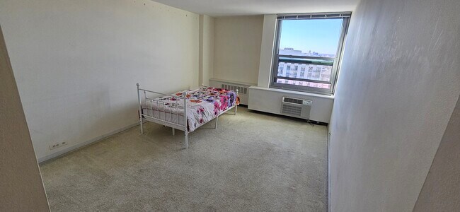 Building Photo - 1255 N Sandburg Ter