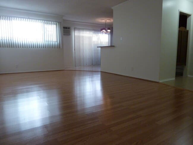 Foto del edificio - 2055 Rodney Dr