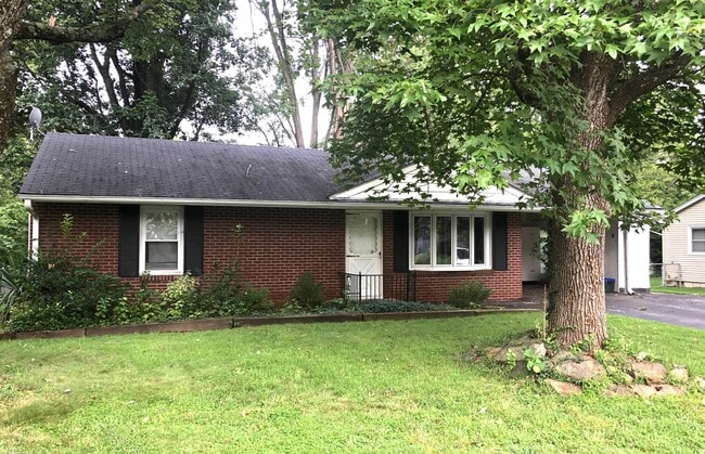 Building Photo - 3 bedroom home in Carbondale