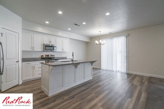Foto del edificio - Townhome in Desirable Hurricane Heights!