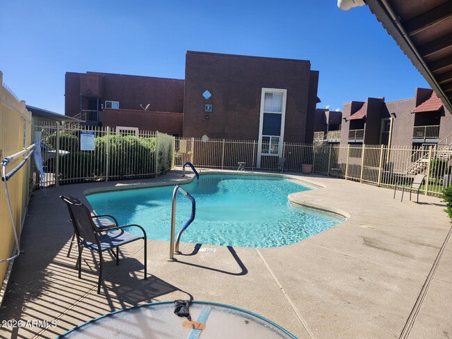 Foto del edificio - 16602 N 25th St