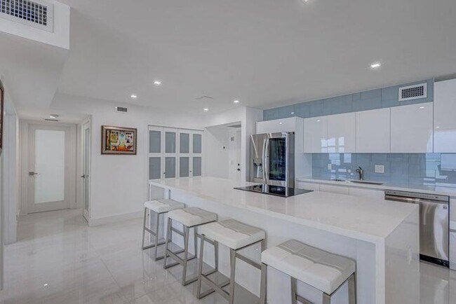 Building Photo - 5440 N Ocean Dr