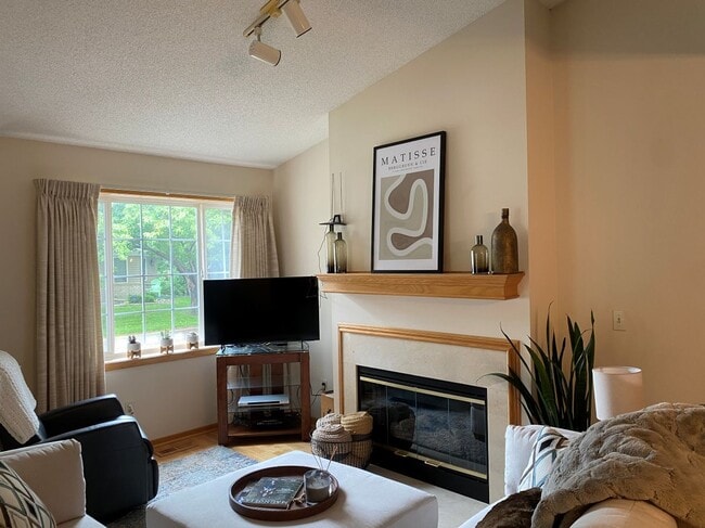 Building Photo - 508 Mission Hills Dr