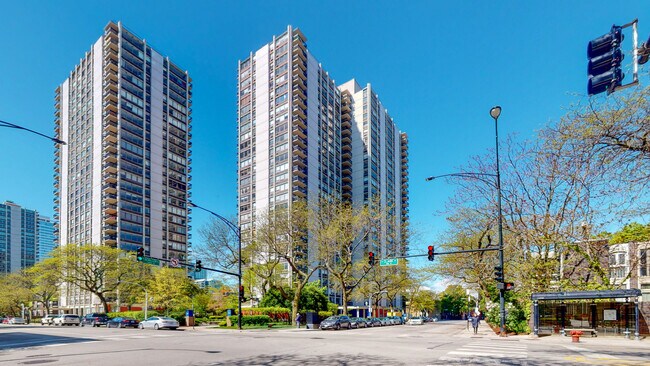 Foto del edificio - 1360 N Sandburg Terrace