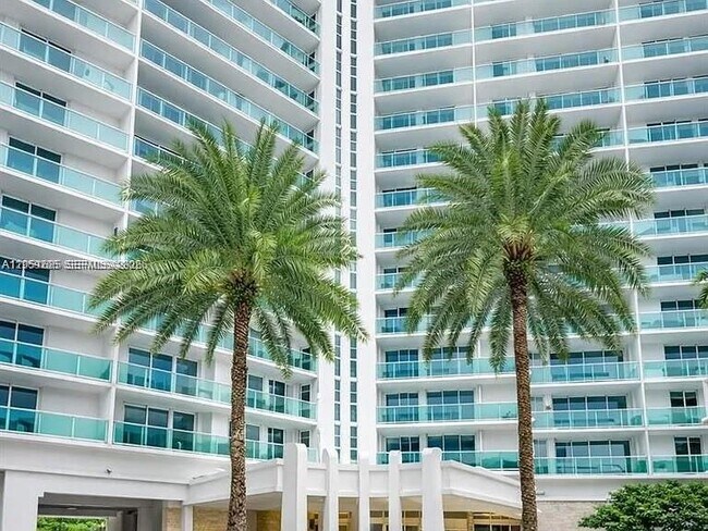 Foto del edificio - 100 Bayview Dr