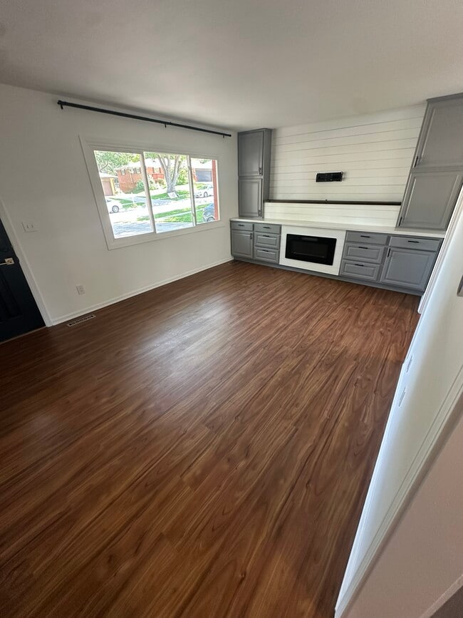 Building Photo - 221 Wedgewood Dr