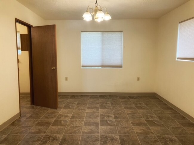 Building Photo - Spacious 2 bedrooms, 1.5 baths