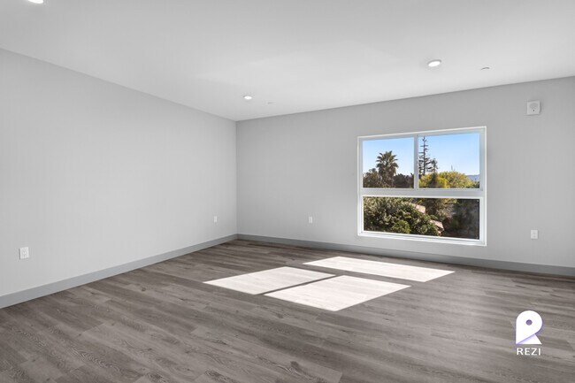 Foto del edificio - 7040 Woodman Ave
