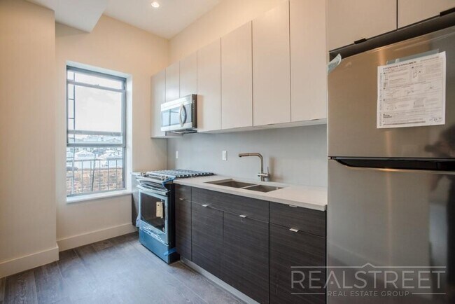 Foto del edificio - Stunning Large 2 Bed in Crown Heights
