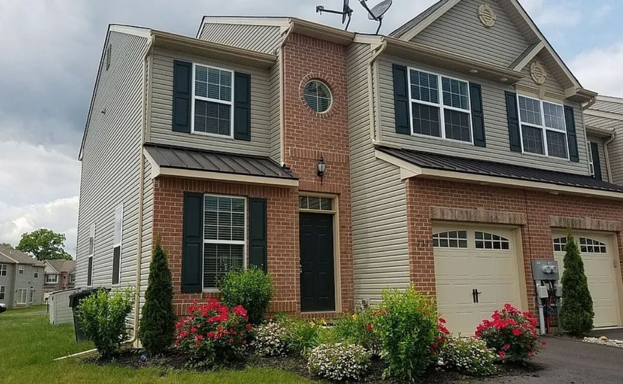 Primary Photo - Spacious 3-Bedroom Townhome in Laurel Fiel...