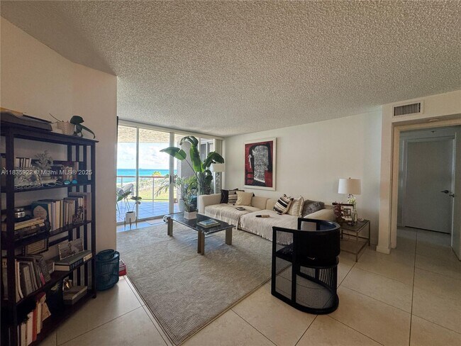 Foto del edificio - 6767 Collins Ave
