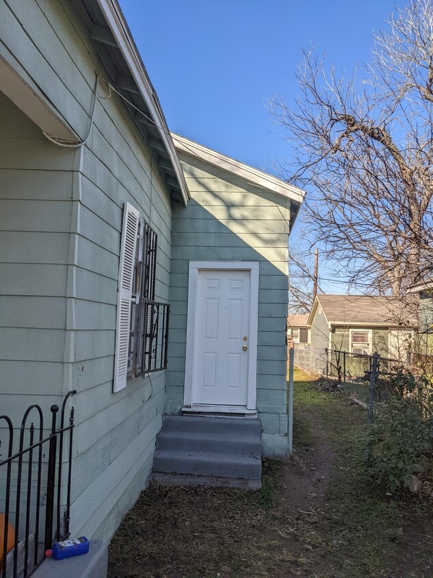 Primary Photo - 551 E Southcross Blvd