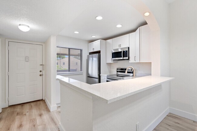 Foto del edificio - 6585 Somerset Dr