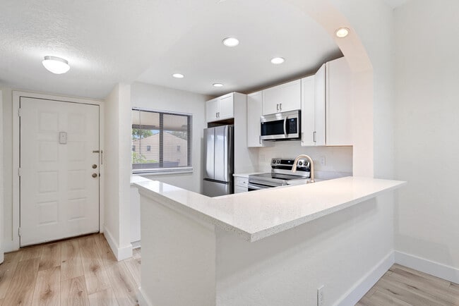 Building Photo - 6585 Somerset Dr